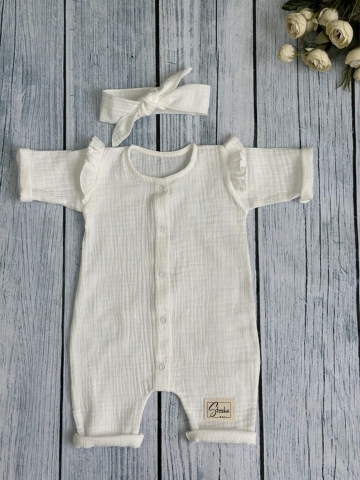 Купить оптом 336-МО. Комбинезон с повязкой для девочки из муслина, хлопок 100%, размеры 56,62,68, молочный в Череповце