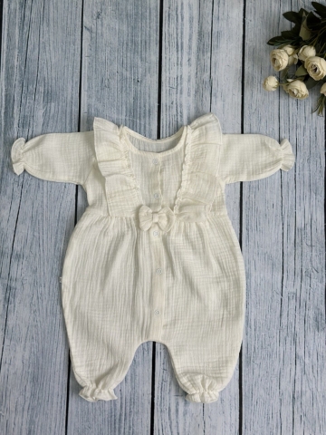 Купить оптом 337-МО. Комбинезон с бантом для девочки из муслина, хлопок 100%, размеры 56,62,68, молочный в Череповце