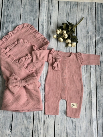 Купить оптом 335-П. Комплект из детского комбинезона, р 56 и конверта муслин, хлопок 100% 90/90 см, пудра в Череповце